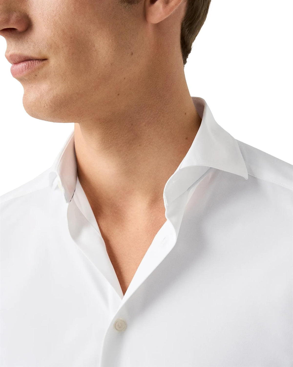 Hvit Eton semi-solid skjorte med fireveis stretch, vist med krage og lange ermer, perfekt for formelle anledninger.