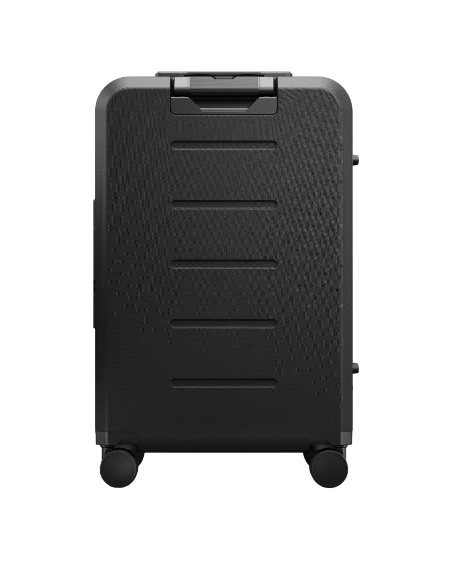 Sort Db Ramverk Check-In koffert i medium størrelse med hjul og teleskophåndtak, designet for reise og oppbevaring.