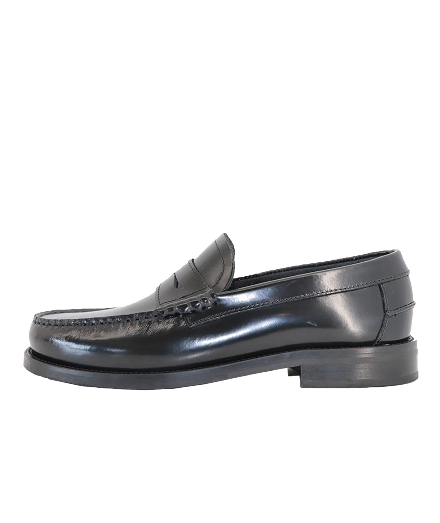 Sort Garment Project Miles Penny Loafer i skinn, nærbilde av komfortabel, klassisk skodesign for menn.