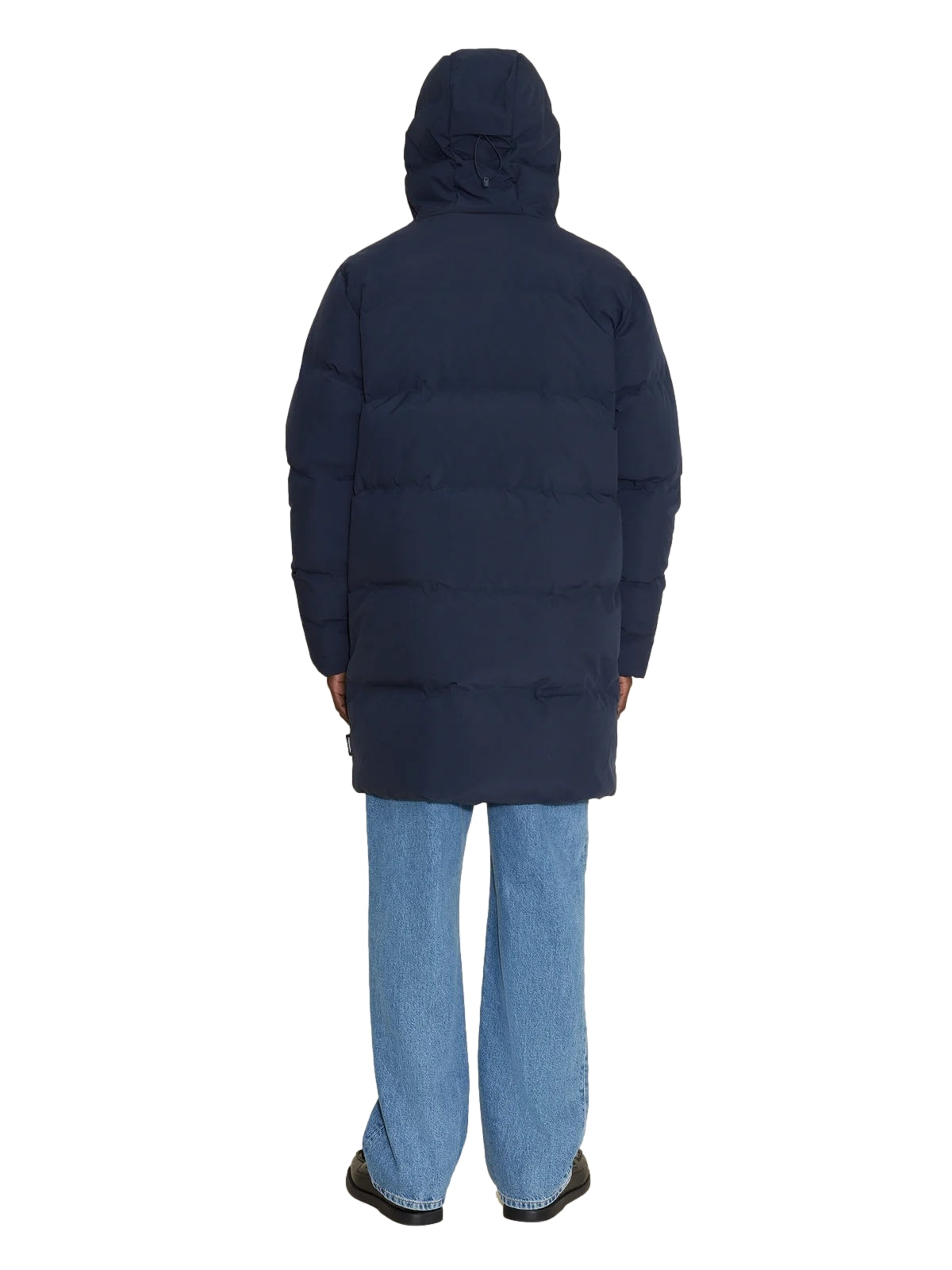 Holzweiler Lom Down Navy jakke i nylon med hette og glidelås, vist på modell i utendørs miljø.