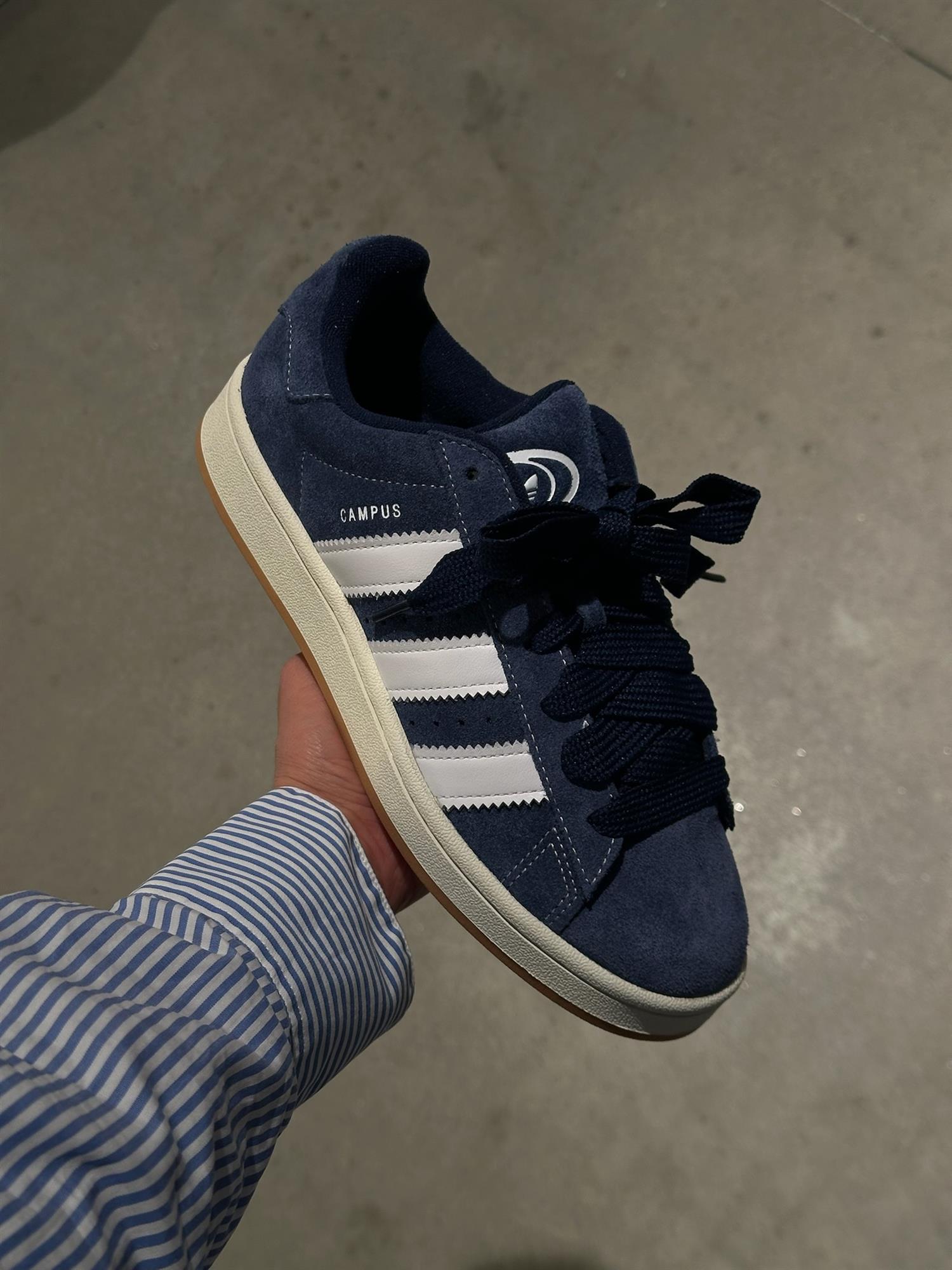 Adidas Campus 00s JR8163 sko for junior i marineblå med hvite detaljer, komfortabel og sporty design.