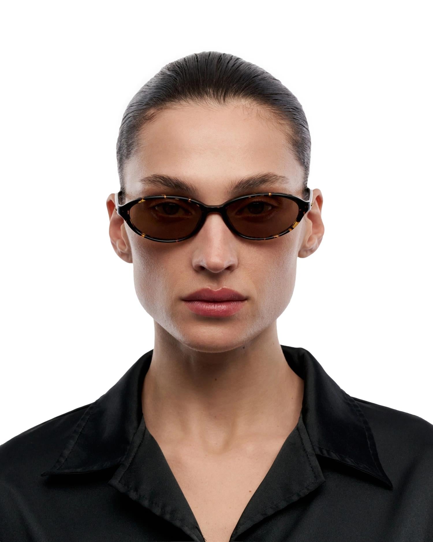 Chimi Eyewear ellipse solbriller i tortoise-mønster med brune glass, moderne og stilige solbriller for kvinner