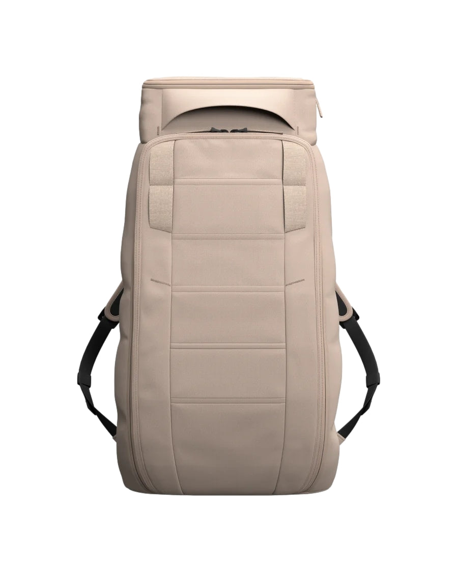Db Hugger Backpack 30L i beige, ryggsekk med justerbare stropper og romslig design, perfekt for dagsturer og hverdagsbruk.