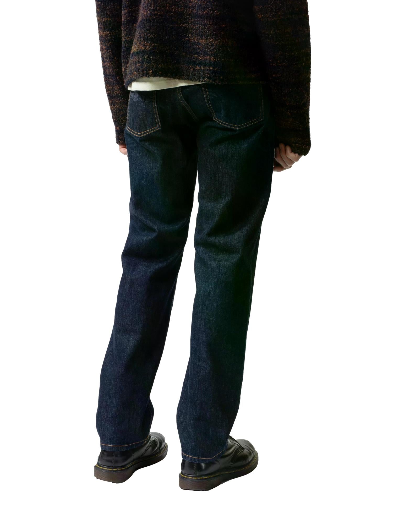 Nudie Jeans Rad Rufus blå jeans i denim med slitte detaljer og klassisk passform, vist på en modell.