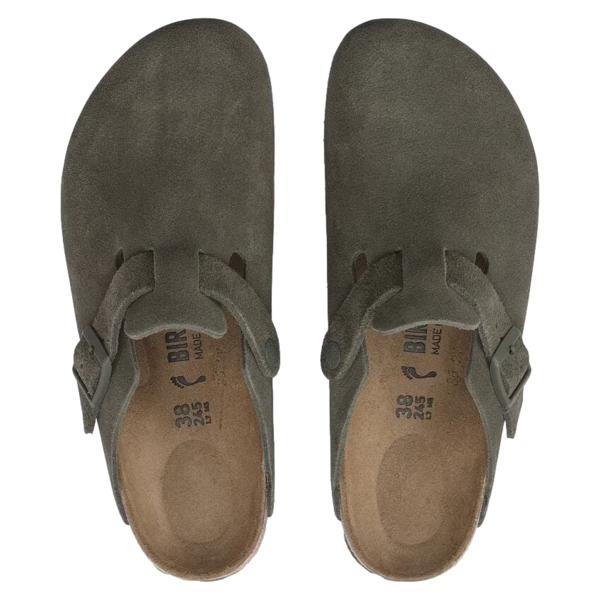 Birkenstock Boston suede sko i grønn med regulær passform og thyme farge, komfortabelt og stilrent design for hverdagsbruk.