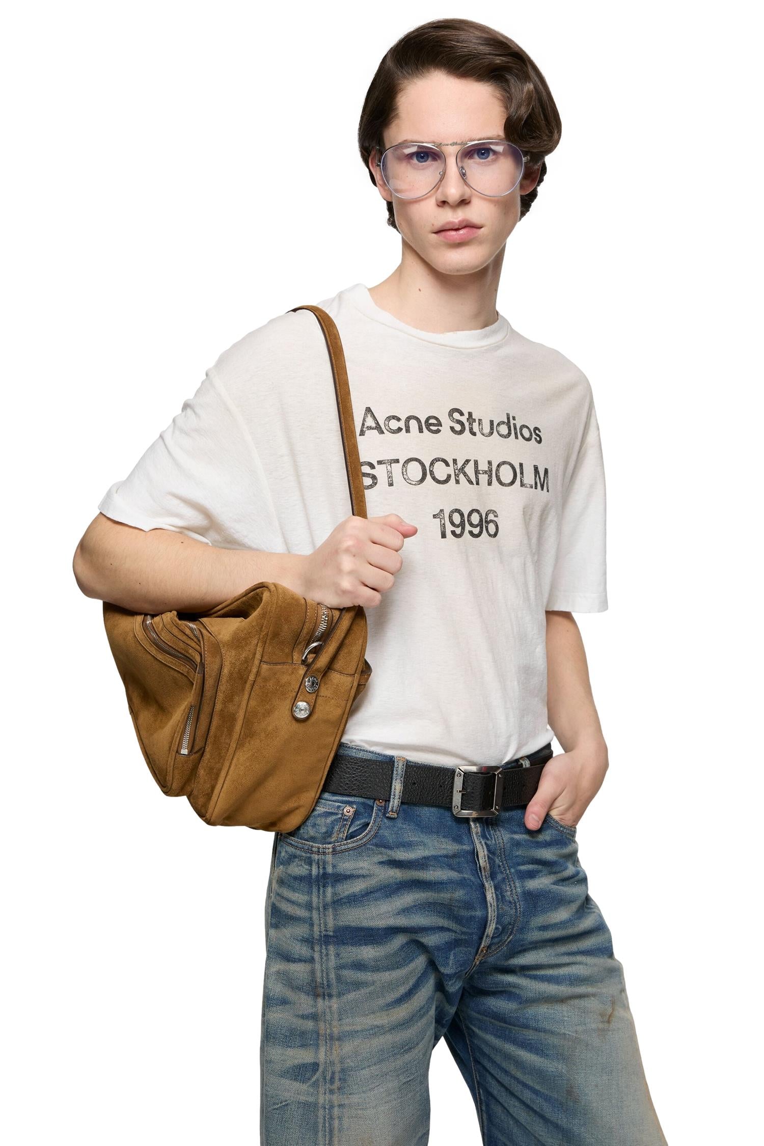 Melkehvit Acne-logo T-skjorte, bomulls-T-skjorte med enkel design og behagelig passform, for casual bruk.