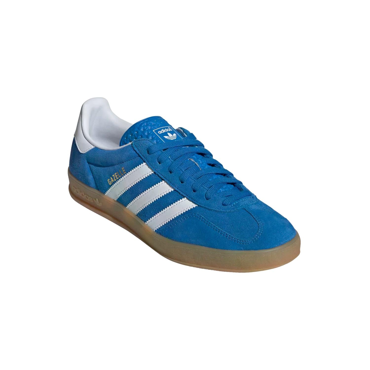 Blå Adidas Gazelle Indoor sko med hvite detaljer og svart såle, laget for komfort og stil innendørs.