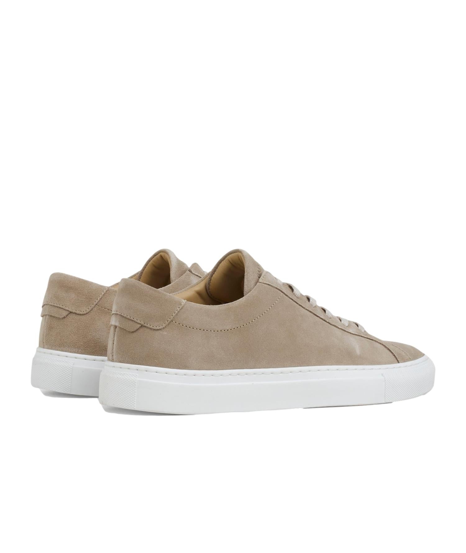 Lysebrune Garment Project Premium Low Earth Suede sko, nærbilde av elegante, komfortable skotyper for hverdagsbruk.