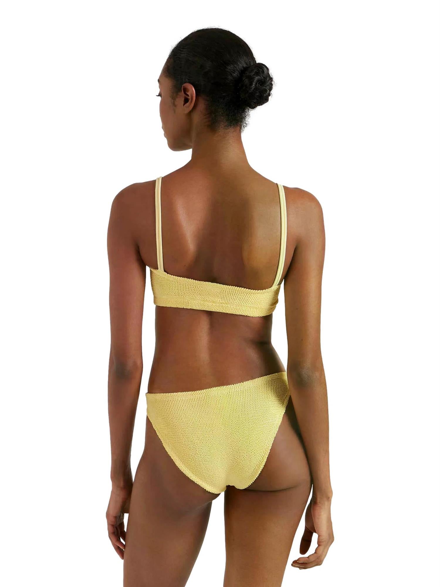 Hunza G Cassie beaded bikini i gul med tynt stoff og delikat design, perfekt for sommerstrand og badeferie.