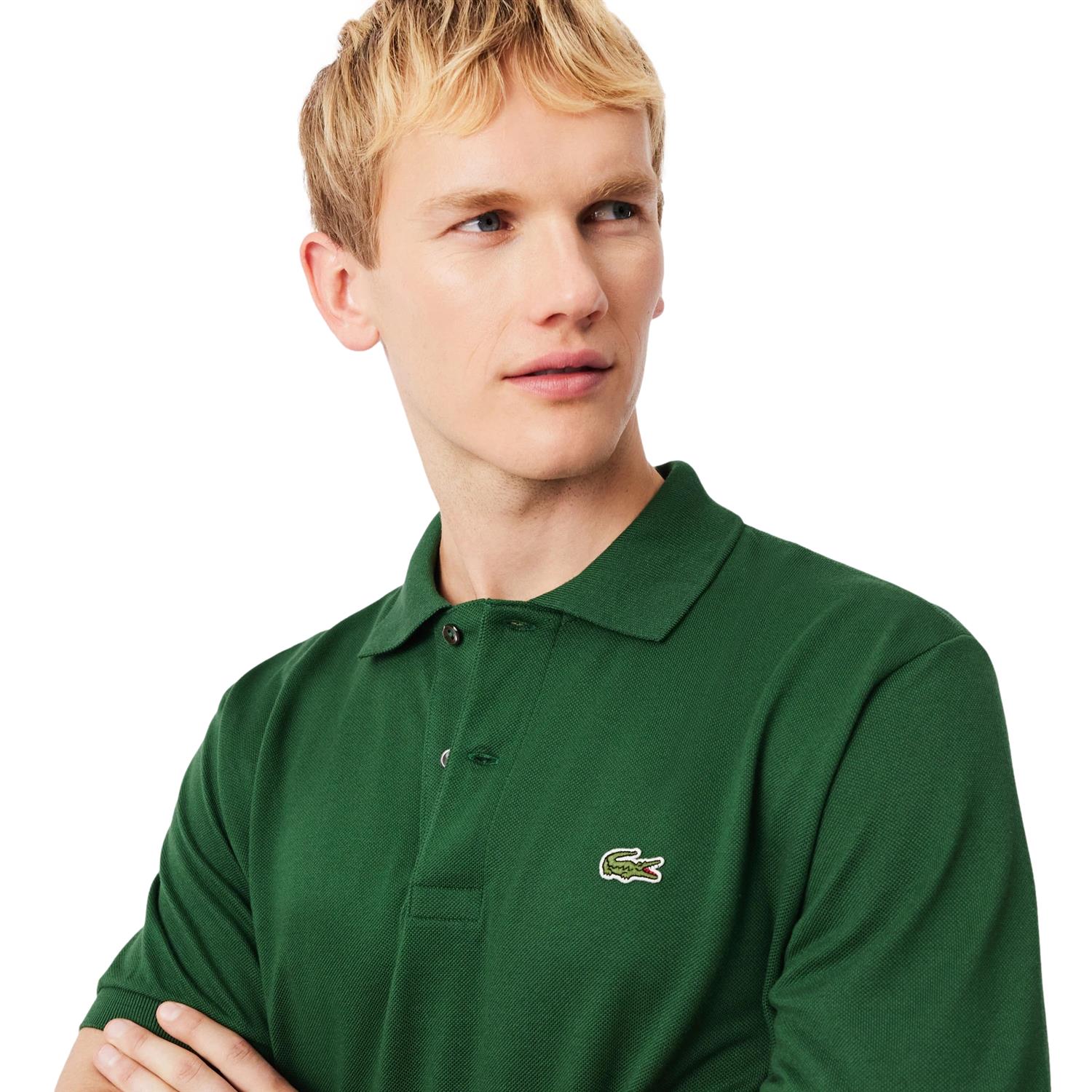 Lacoste klassisk fit original polo T-skjorte i mørkegrønn, vises på modell med krage og knappestolpe.