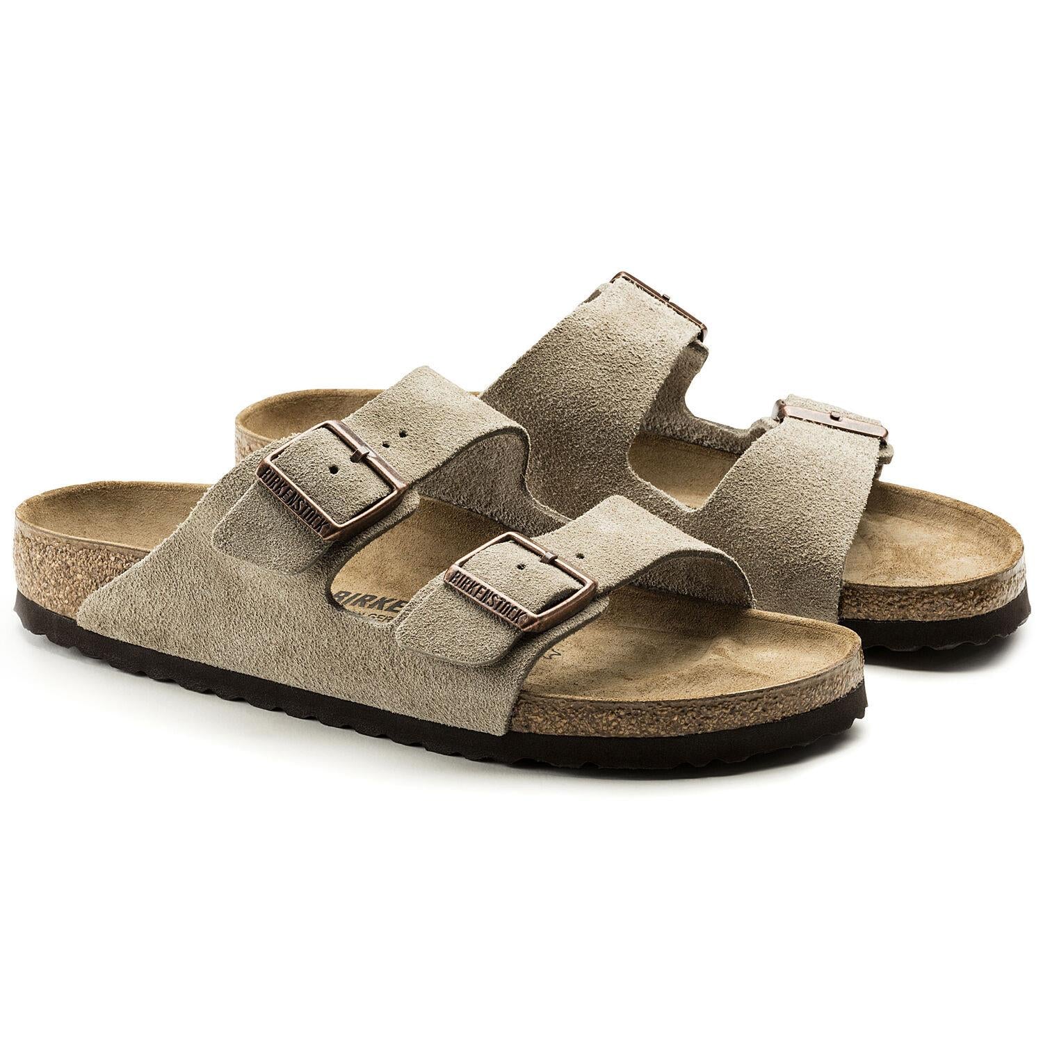 Birkenstock Arizona sko i semsket taupe, smal passform med to spennbånd og komfortabel design.