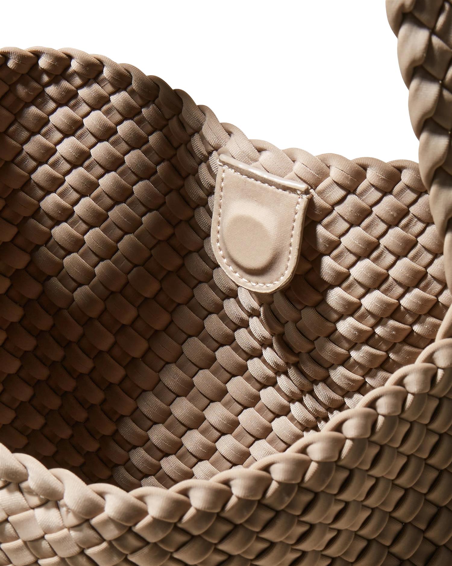 Naghedi Nomad Medium Hobo-veske i kasjmir i taupe med mykt design og romslig form.