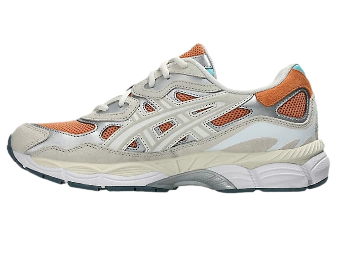 Asics GEL-NYC sneakers i terracotta, krem, beige og oransje, med hvit såle og sportslig design.