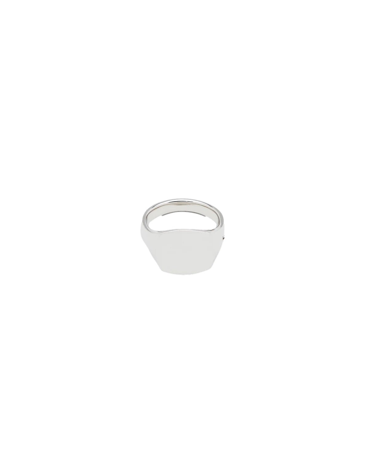 Tom Wood mini pute-ring i sølv, fin detaljert sølvring med minimalistisk design, sett mot lys bakgrunn