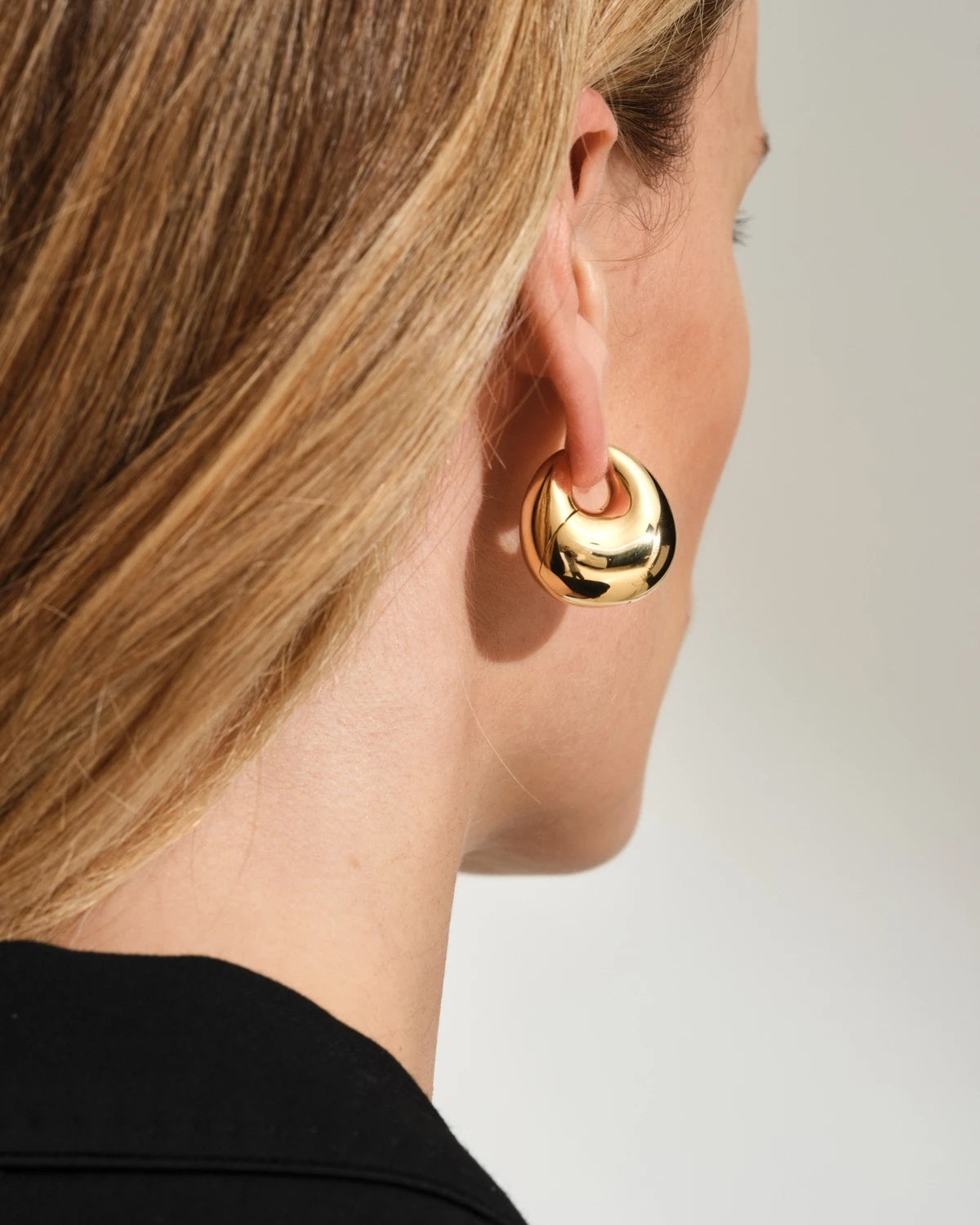 Store gullfargede Tom Wood Bao Hoops store øredobber med store runde hoop-design, perfekt for elegant bruk