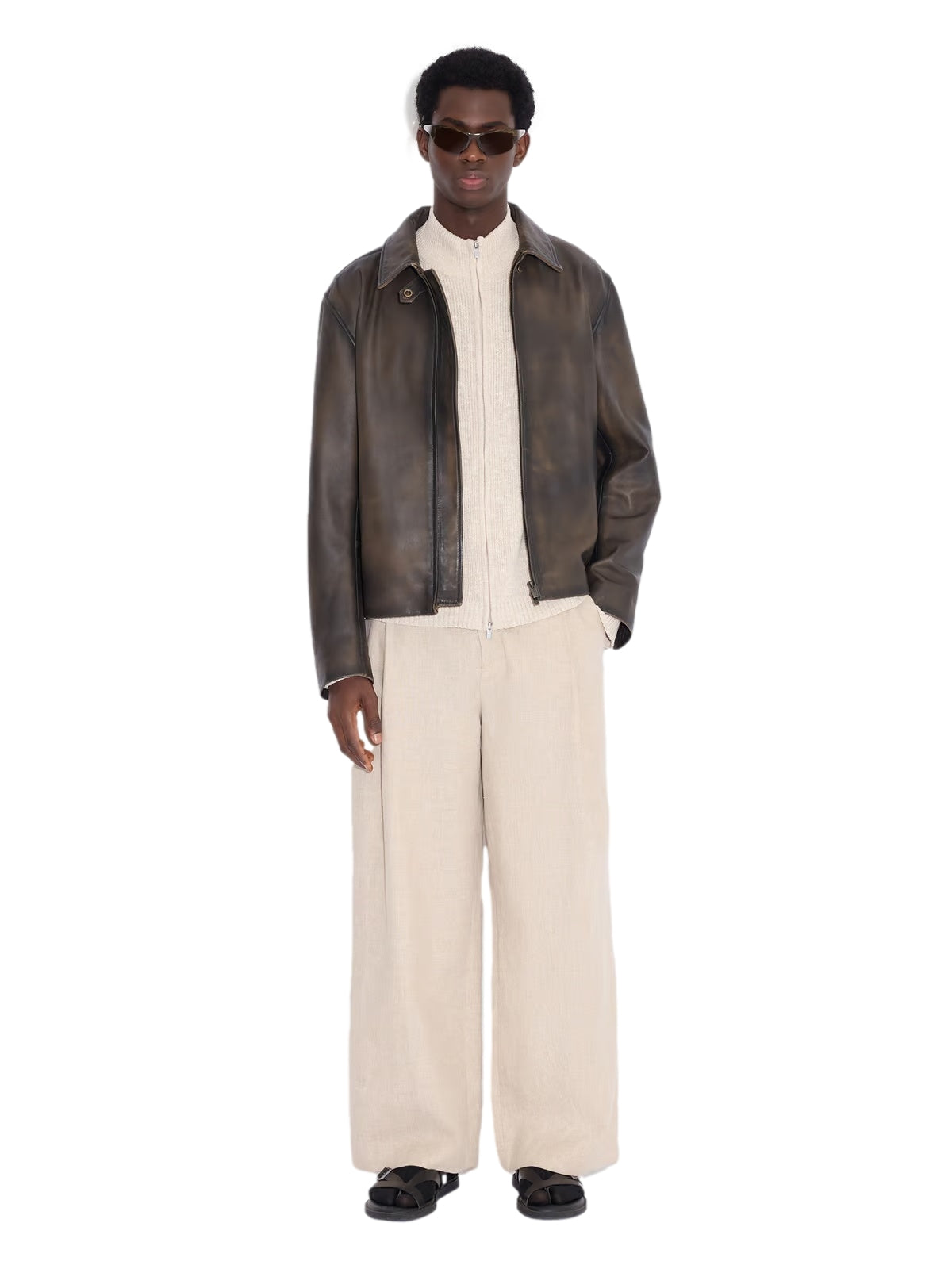 Holzweiler Atlantic Zip Cardigan i beige, nærbilde av den myke, komfortable genseren med glidelås og ribbestrikk.