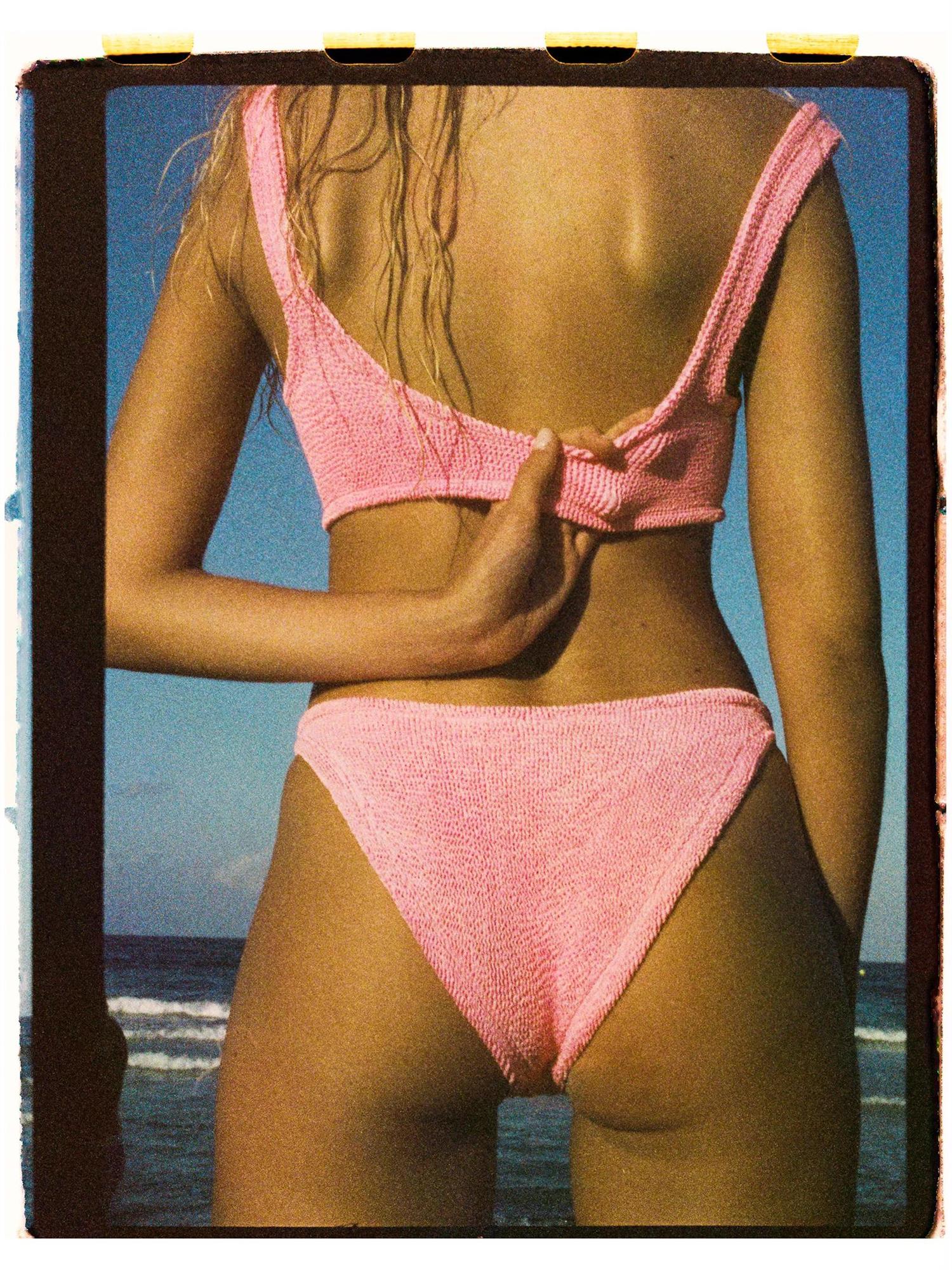 Hunza G Xandra rosa bikini i bobleform med glatt stoff, vist på modell foran lys bakgrunn.