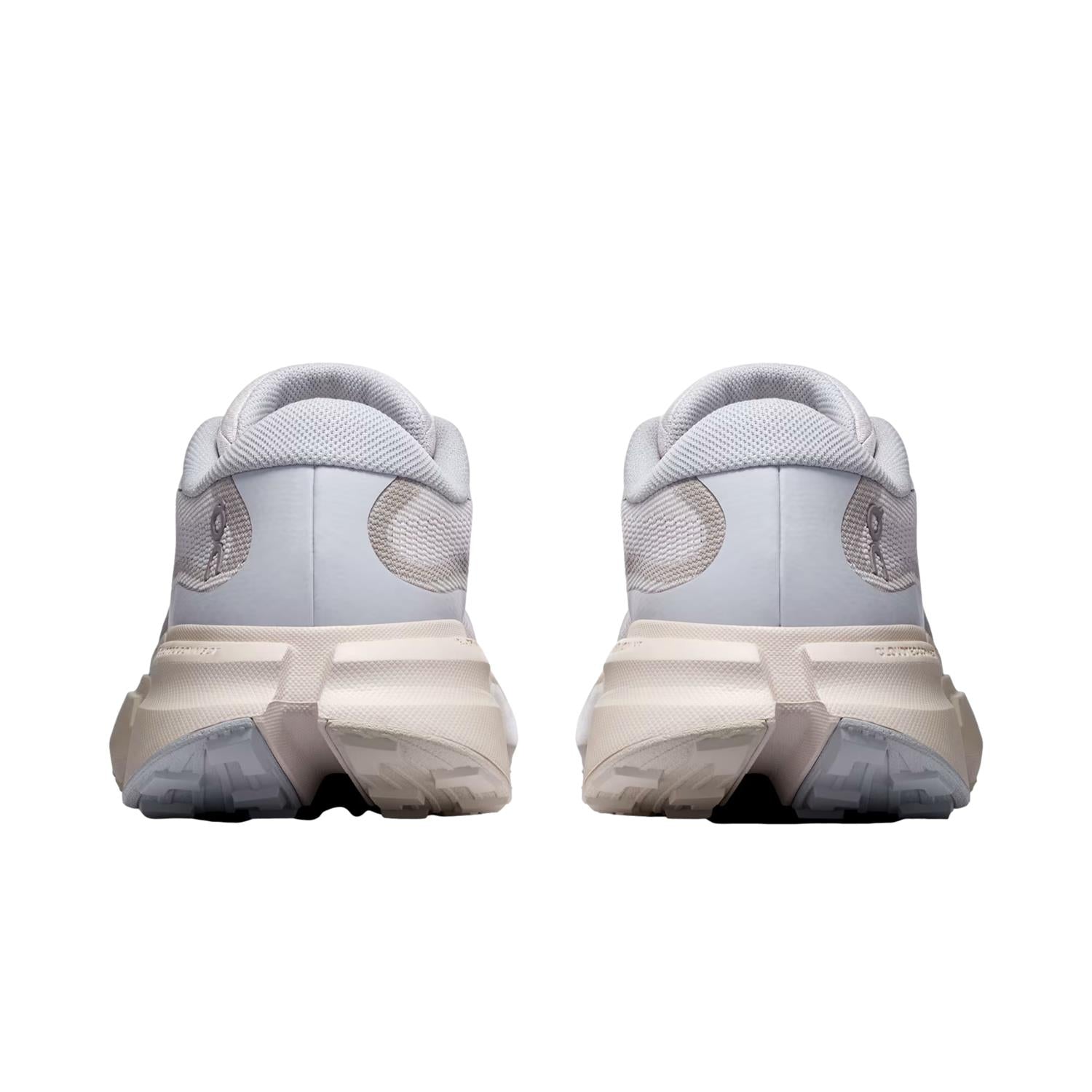 ON Cloudsoma Hike Glacier/Pearl fjellstøvler i beige og blå, robuste tursko for utendørsbruk.