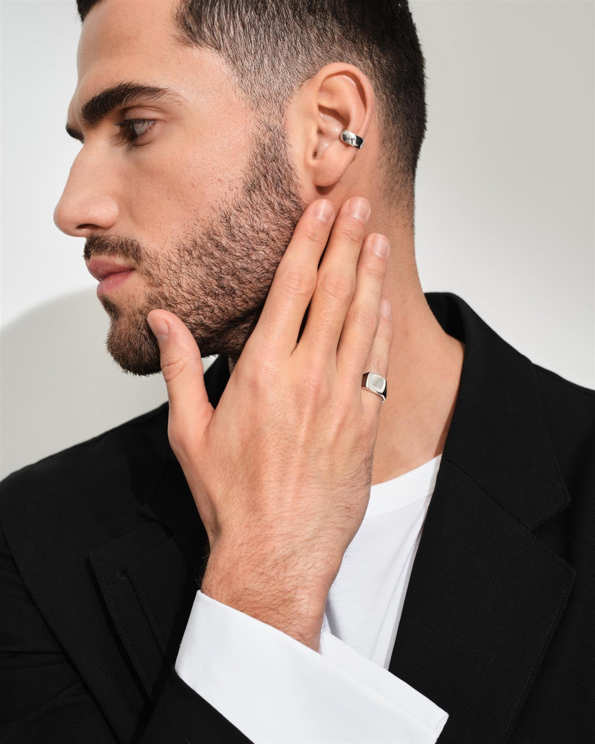 Tom Wood Kay Ring i sølv med hvit MOP-innlegg, elegant ring med detaljrik design, synlig på bildet.