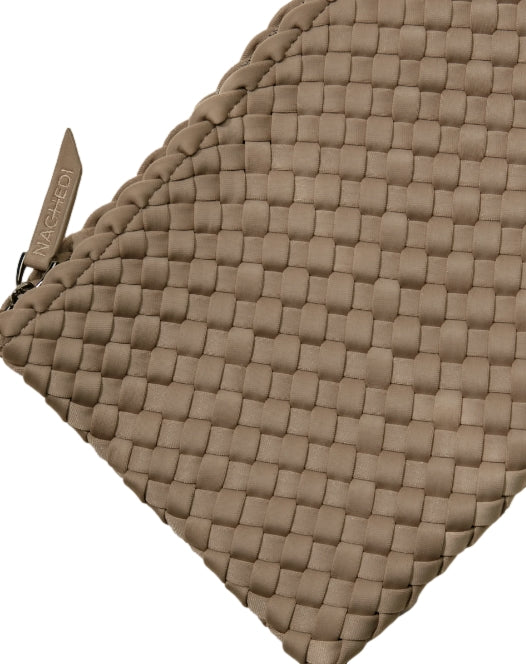 Naghedi St. Barths medium tote veske i taupe med myk cashmere, vises med romslig design og praktiske håndtak.