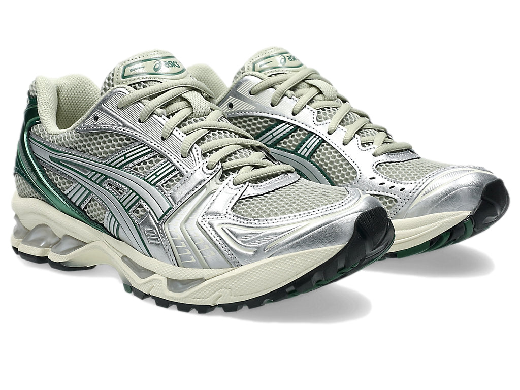Asics GEL-KAYANO 14 løpesko i grønn og sølv, med dristig design og komfortabel passform, sett fra siden.