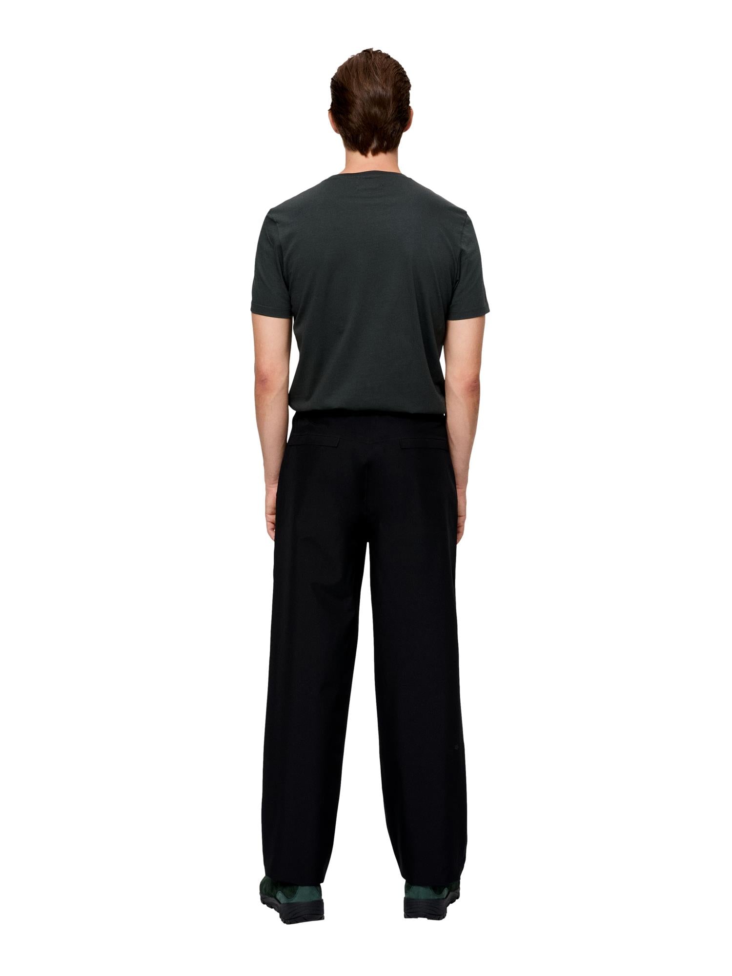 Sort Blæst Tørla Pant bukse med mykt stoff og komfortabel passform, vist på en modell.