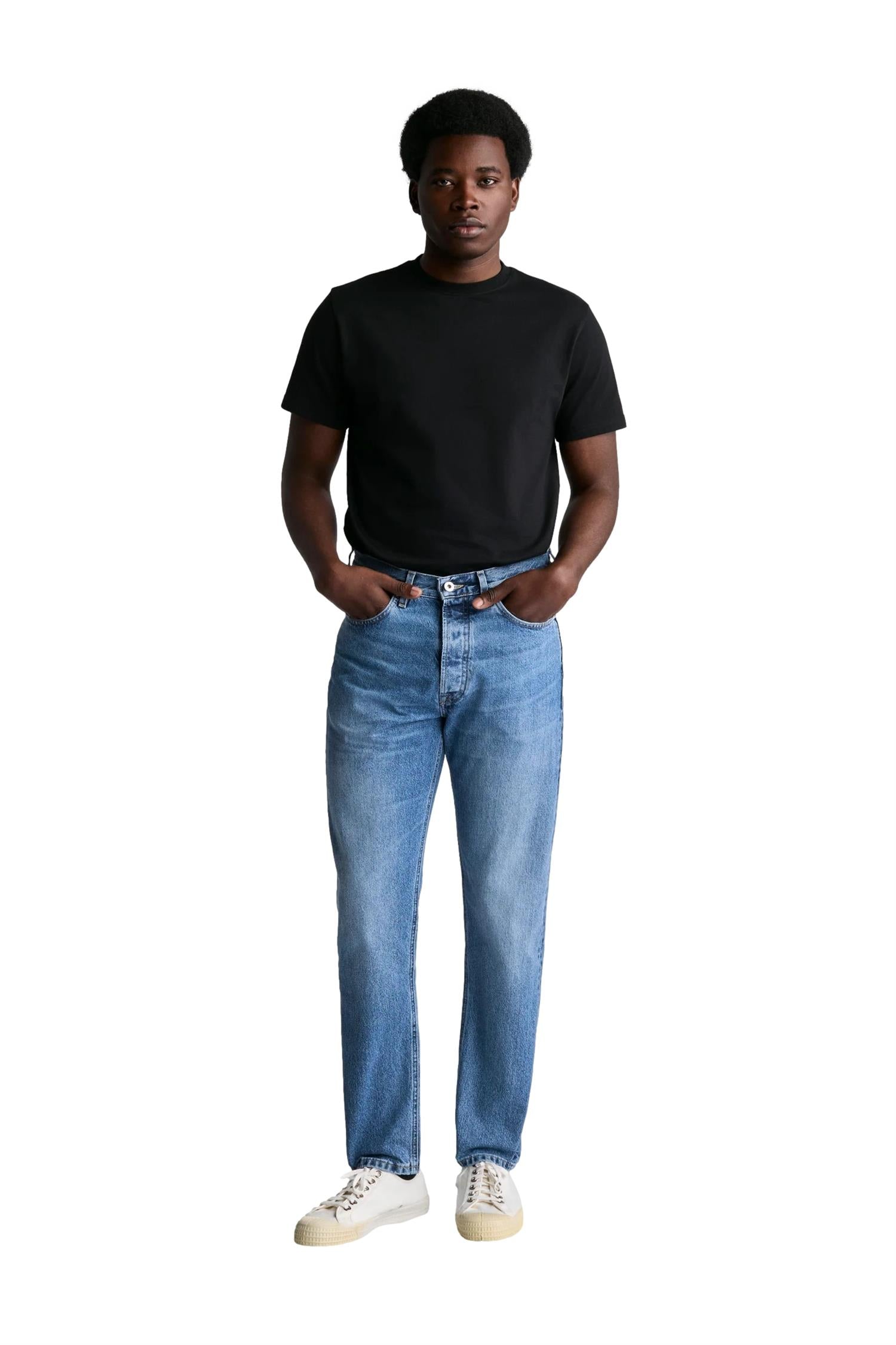 Livid Fuller Japan blå jeans, klassiske blå bukser med vanlig passform og synlige sømmer, vist på modell.