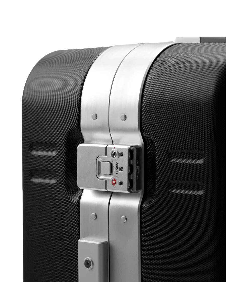 Douchebags Ramverk Pro Check-In Luggage Medium Koffert Sort - modostore.no