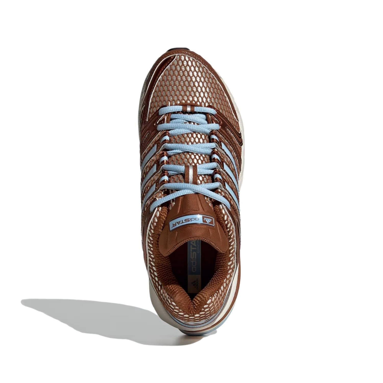 Brune Adidas Adistar Control 5 løpesko med svart og hvit detaljering, vises fra siden.