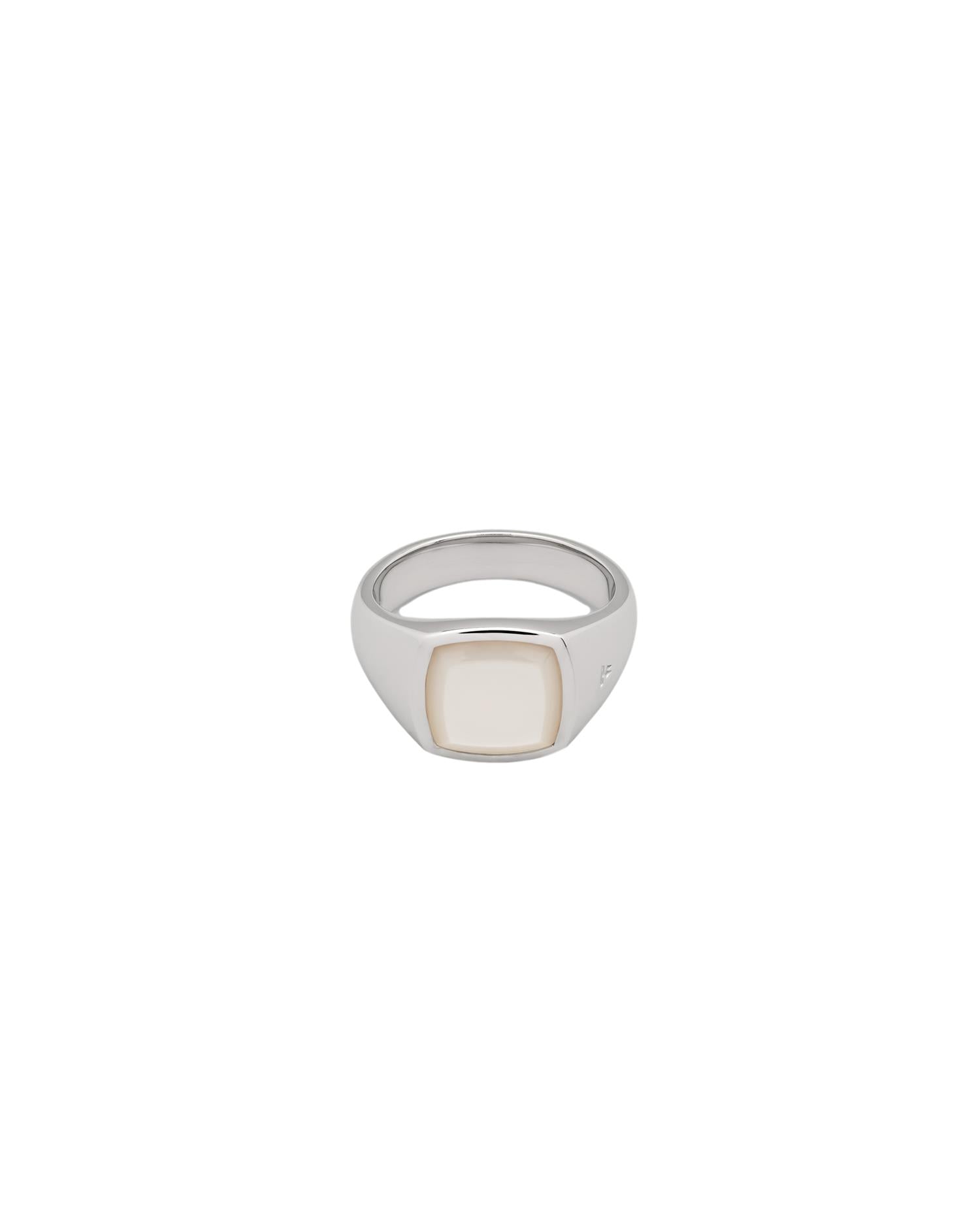 Tom Wood hvit MOP-ring i sølv, elegant ring med hvit perlemor, vises på bildet.