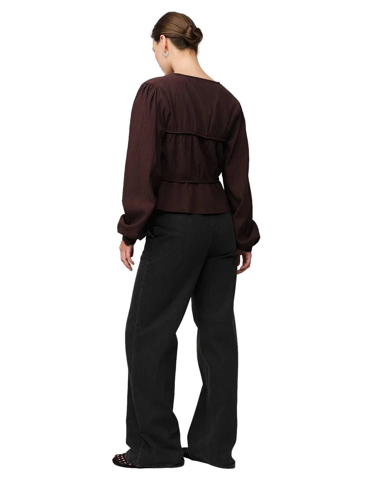 Brun Mercer String Skjorte fra Once Untold i lett stoff med knapper og lange ermer, perfekt for en avslappet stil.