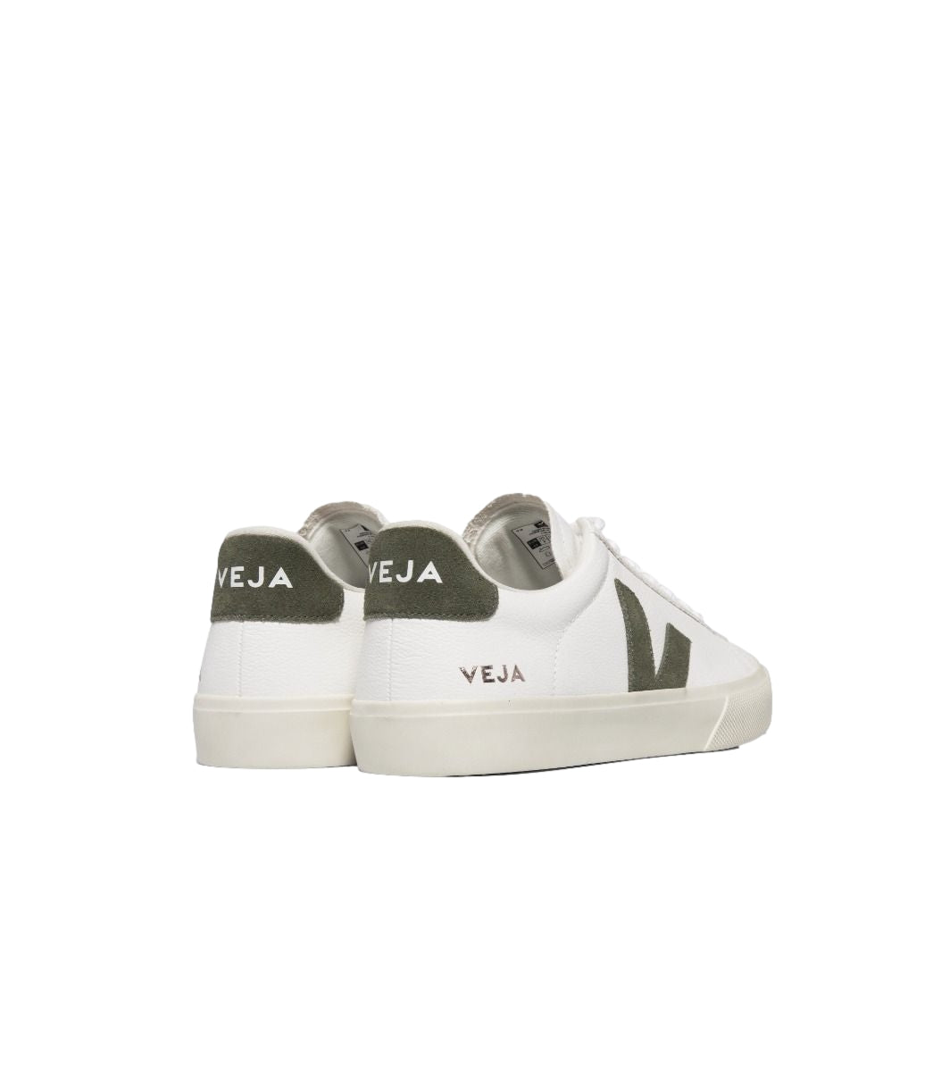 Veja Campo Extra hvite og kaki sko med hvite og grønne detaljer, casual sneakers for kvinner og menn.