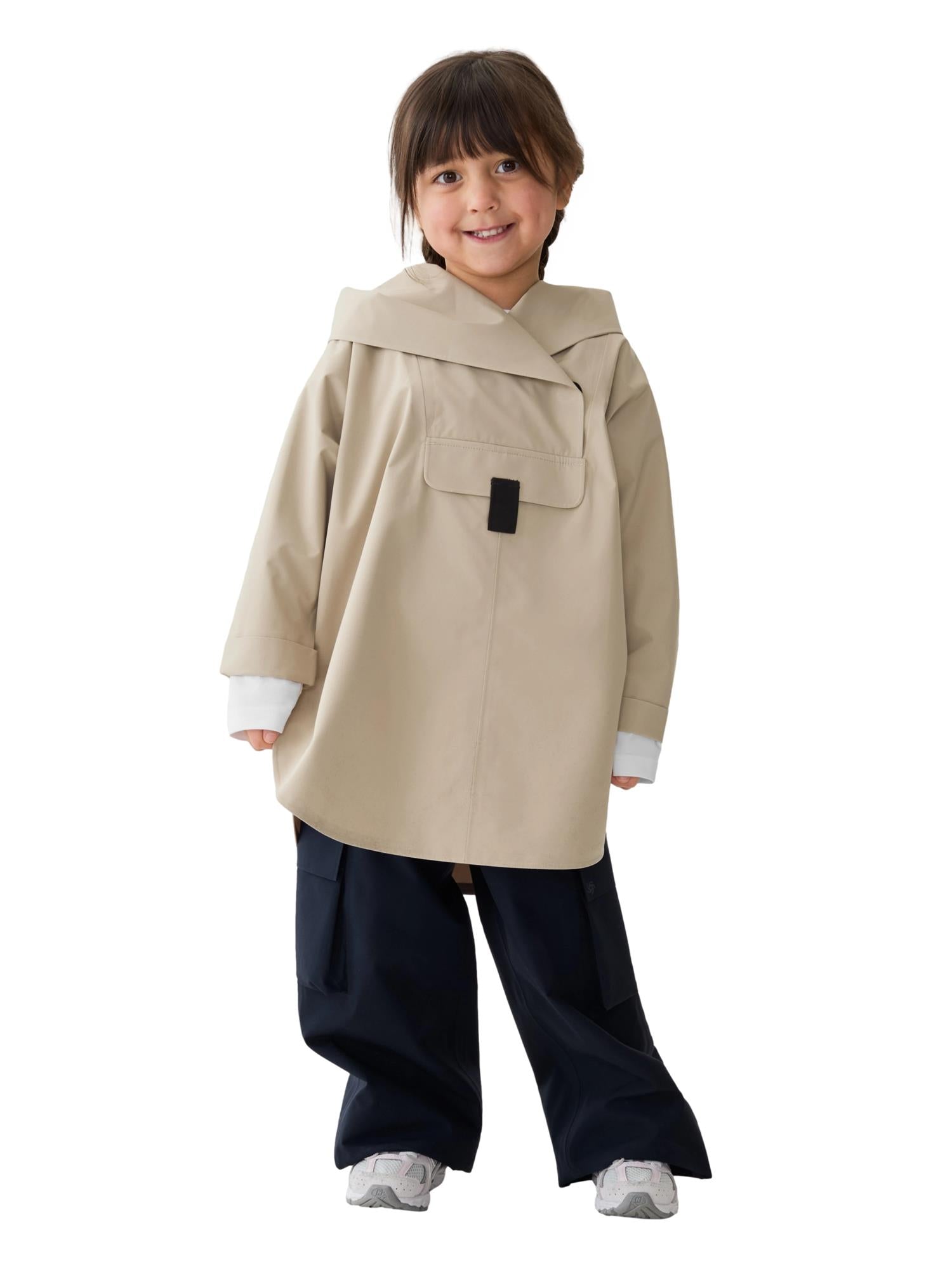 Blæst Bergen Mini Poncho beige jakke vist fra front, myk beige farge, lett og komfortabel for vår- og høstbruk.