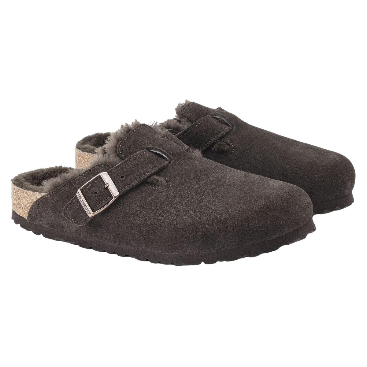 Birkenstock Boston Shearling mocca skinnko med smal passform og lammeskinnfôr, brun farge, vist fra siden.