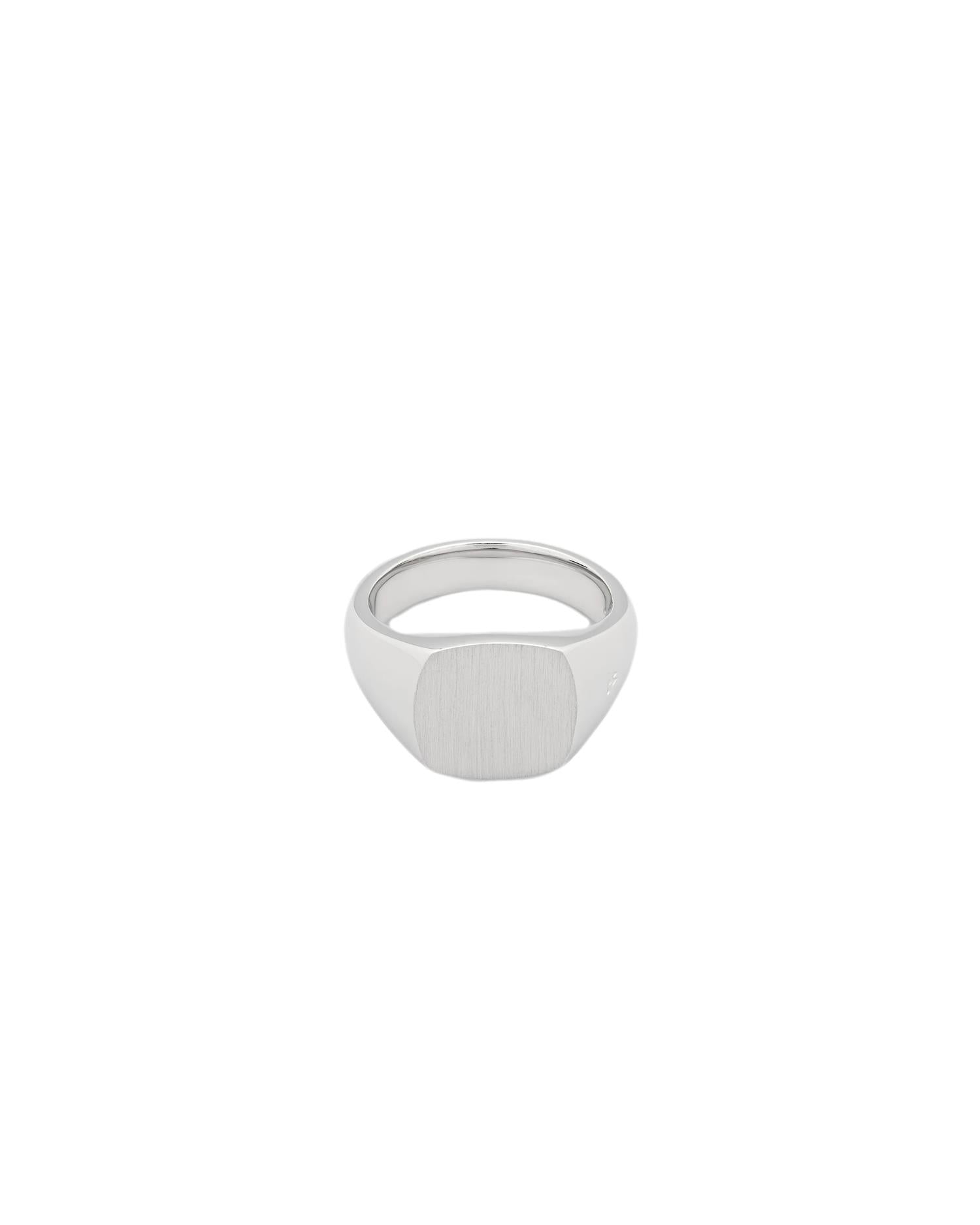 Sølv Tom Wood Kay-ring med satinfinish, enkel og elegant ring for menn, vist på bilde.