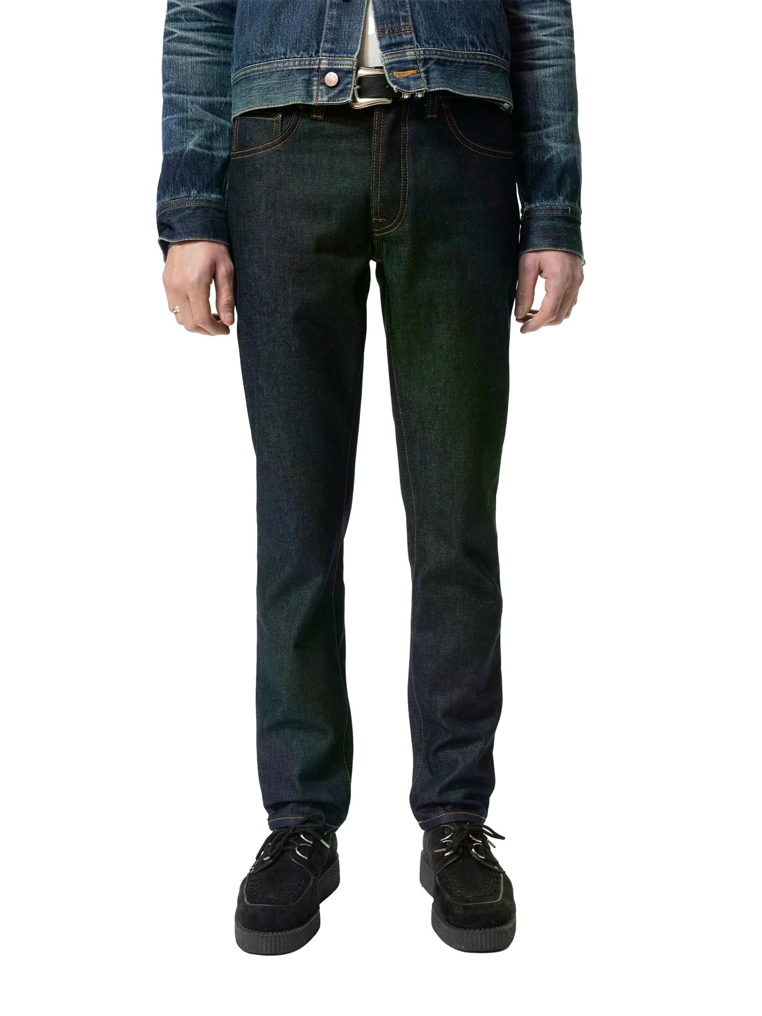 Mørkeblå Nudie Jeans Solid Ollie Dry Abyss jeans av denim, vist på modell med fokus på passform og klassisk stil.
