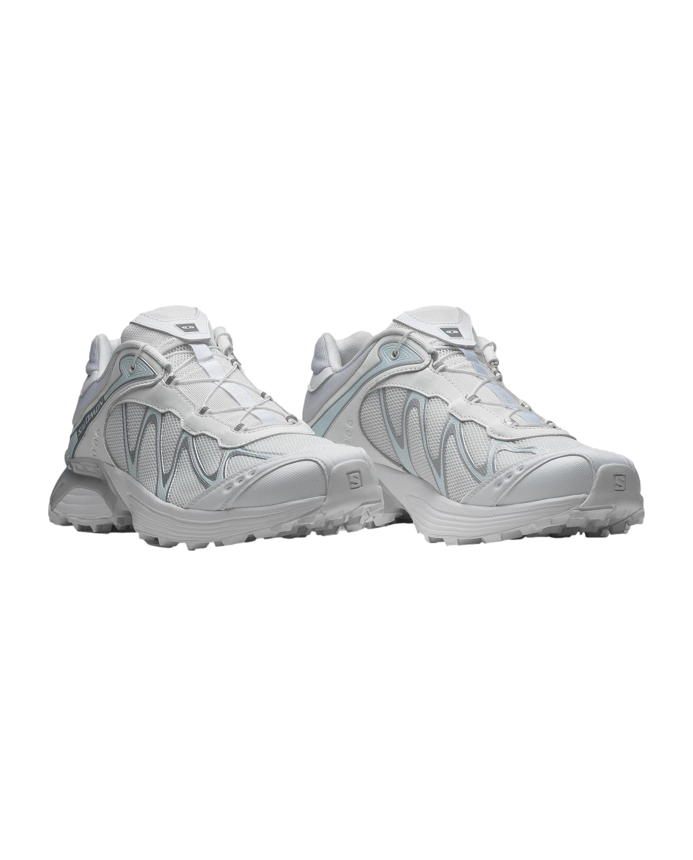 Salomon XT-Whisper joggesko i hvitt, sølv og Lunar Rock-farger, viste på en flat overflate, med detaljert design og tekstur.