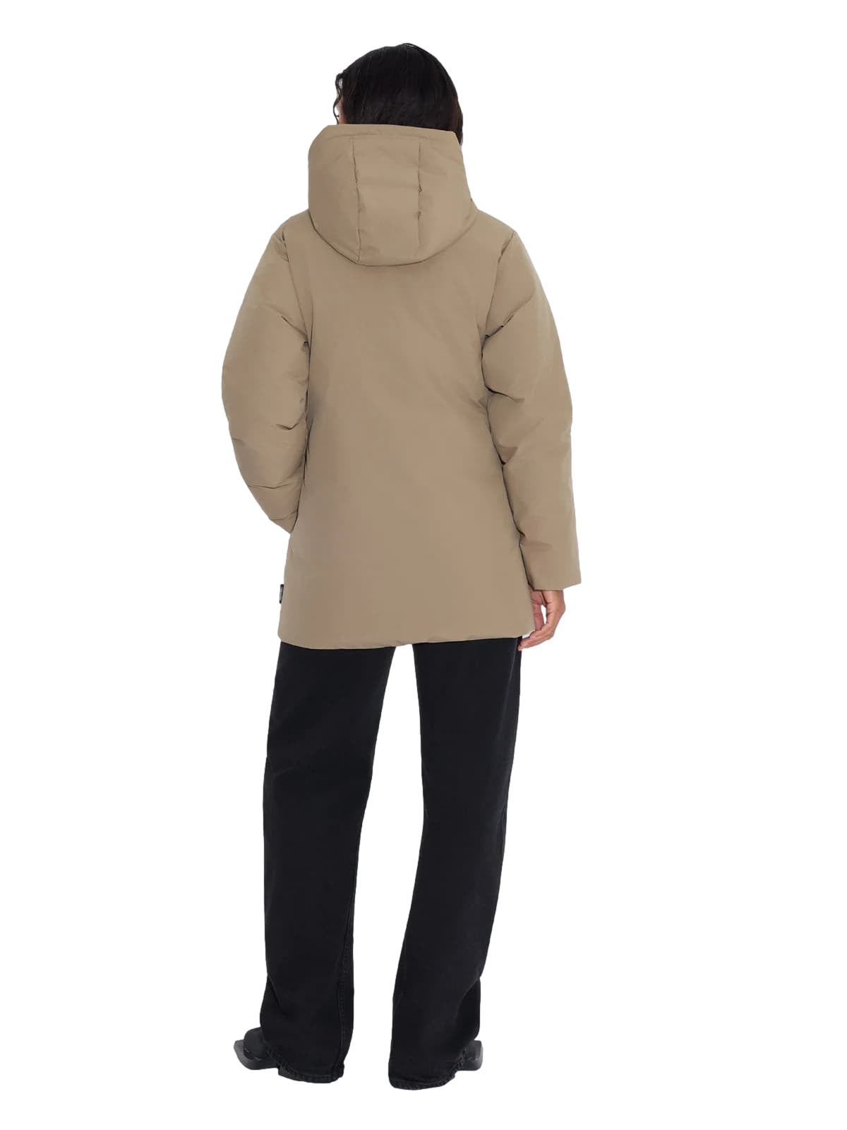 Holzweiler Loen Lt Down Coat beige dunjakke i sandfarge med hette og glidelås, vist på modell.