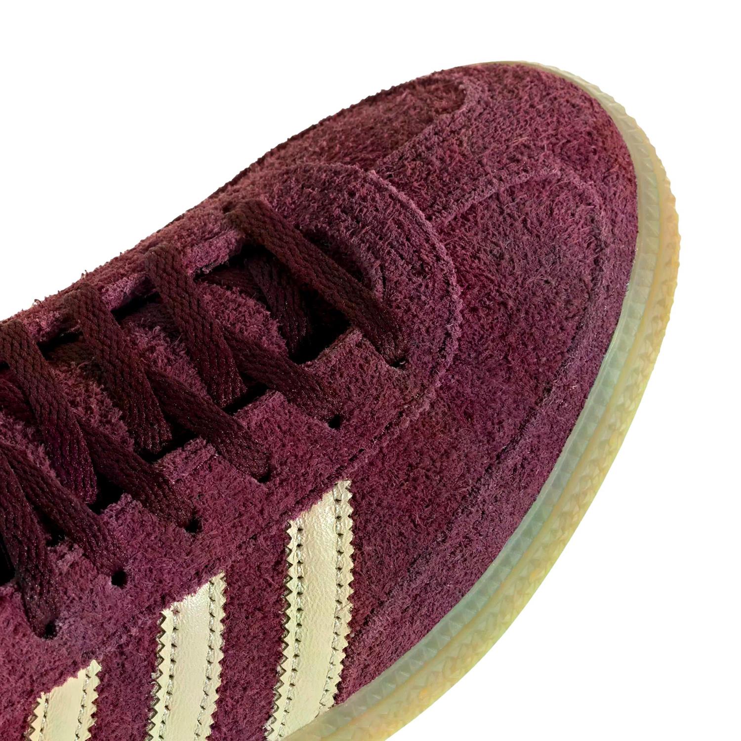 Adidas Handball Spezial W KK0929 burgunder fargede sko med sportlig design og komfortabel passform.