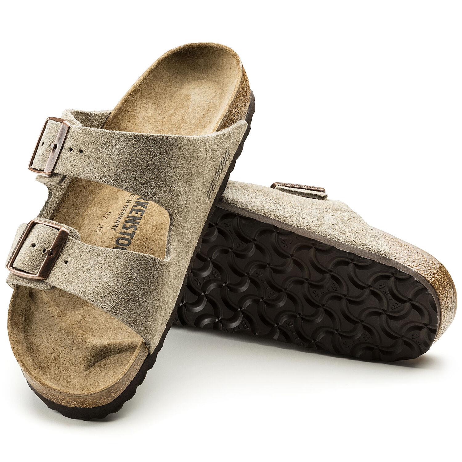 Birkenstock Arizona suède smale taupe sandaler med to justerbare stropper og komfortabel fotseng.