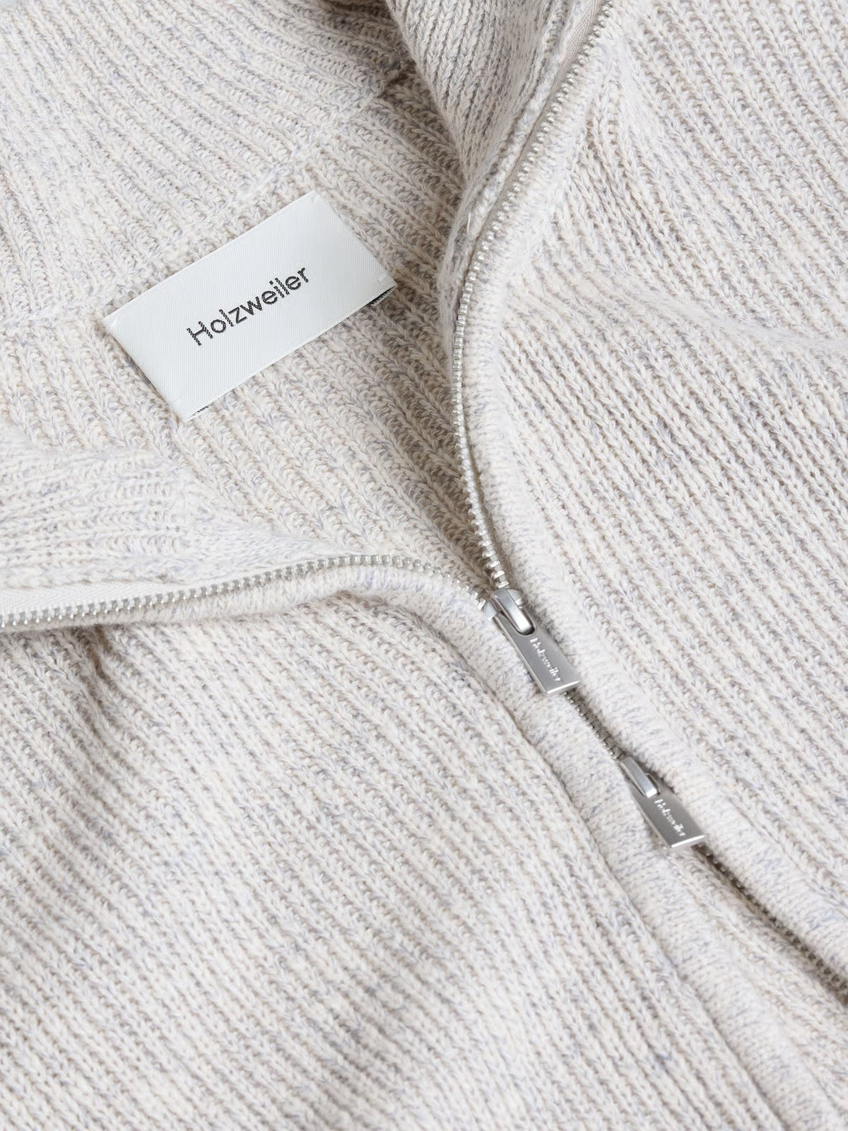 Holzweiler Atlantic Zip Cardigan i beige og grå, nærbilde av den komfortable og stilige strikkekardiganen.