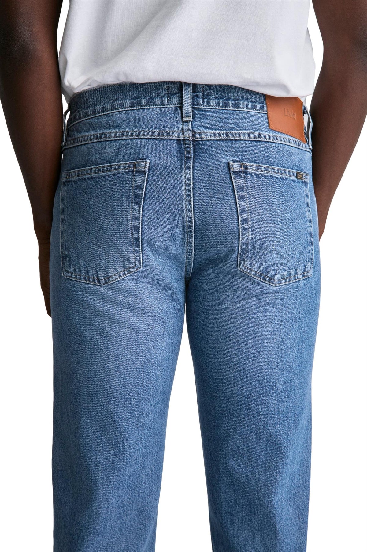 Livid Miko Japan nye blå jeans, rett passform og klassisk denim, vist på modell.
