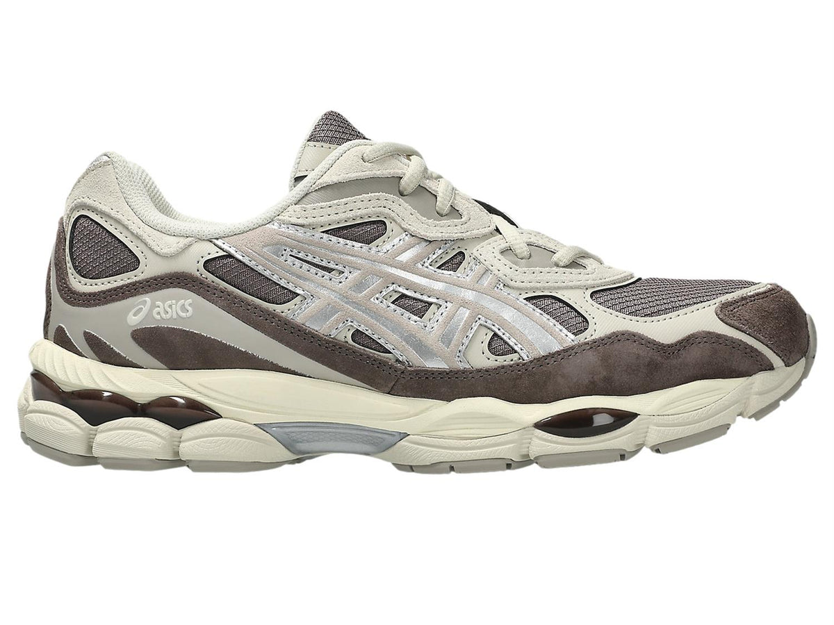 Asics GEL-NYC sko i brun og sølv med Cocoa Powder og Pure Silver detaljer, vises på bildet.
