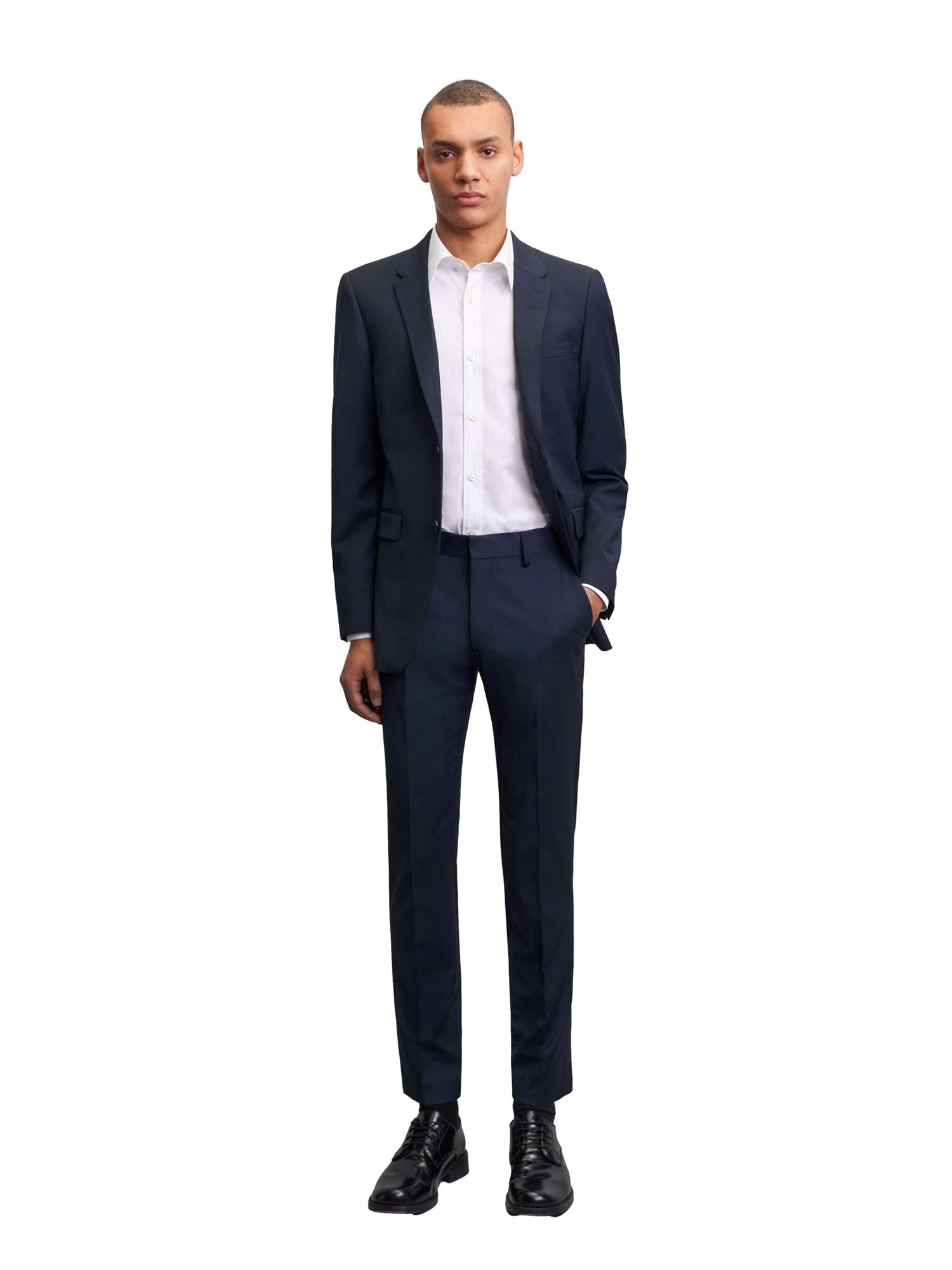 Marine dressbukse fra Tiger of Sweden Tenutas Travel, med smal passform og elegant stil, vist på modell.