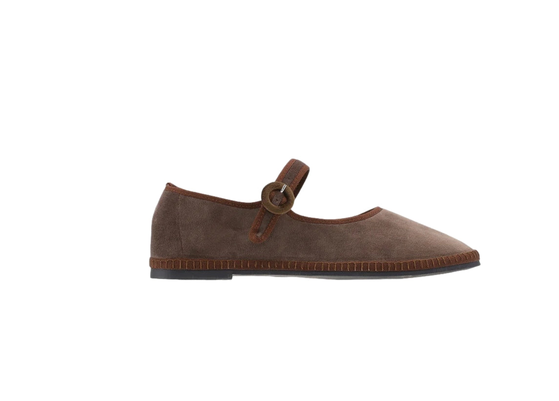 Brune Mary Jane flats fra Yori Jomo i mykt velluto, med rund tupp og justerbar rem, komfortable damesko.