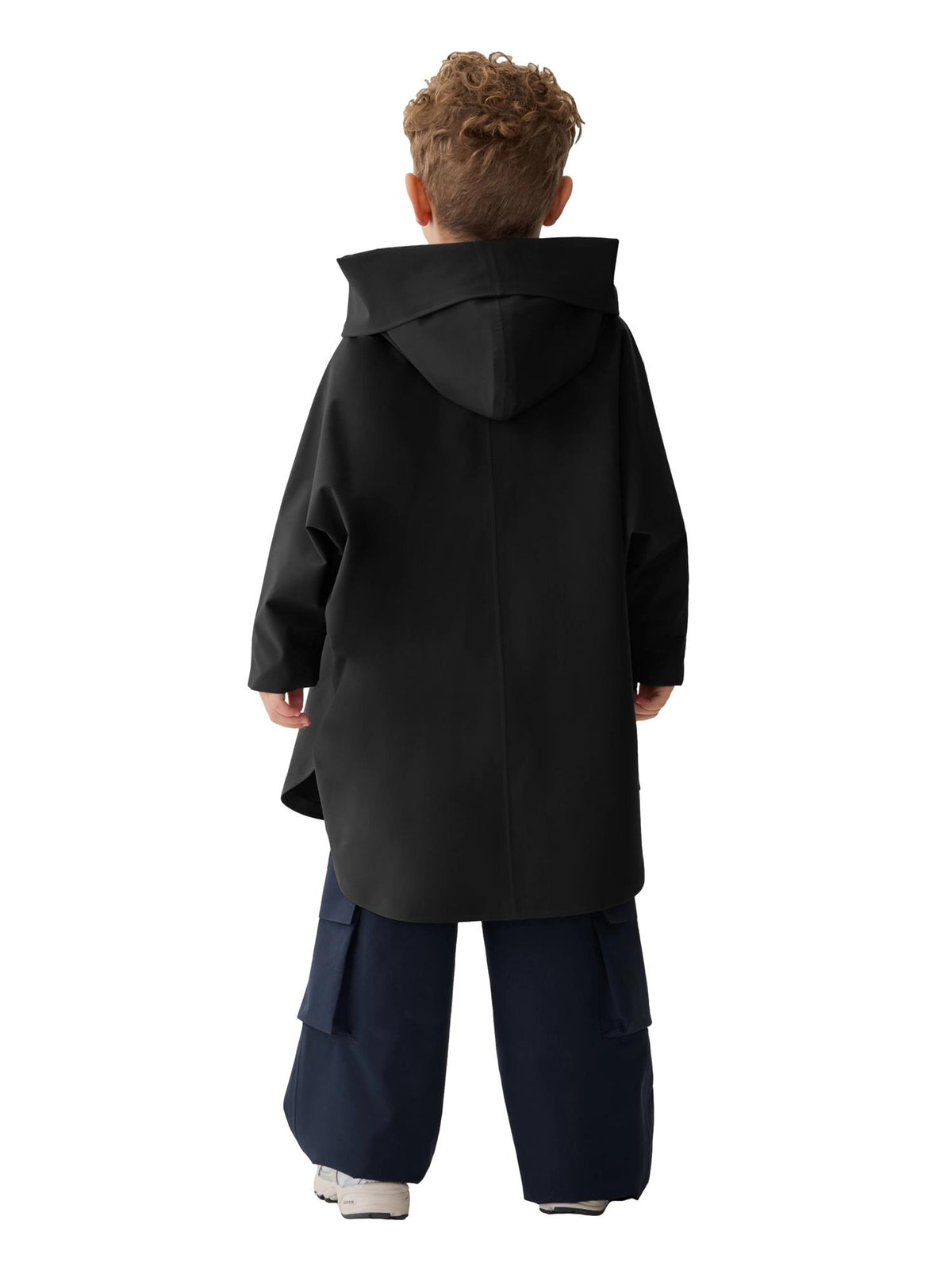 Sort Blæst Bergen Mini Poncho jakke for kvinner, vises på modell med glidelås og justerbare detaljer.