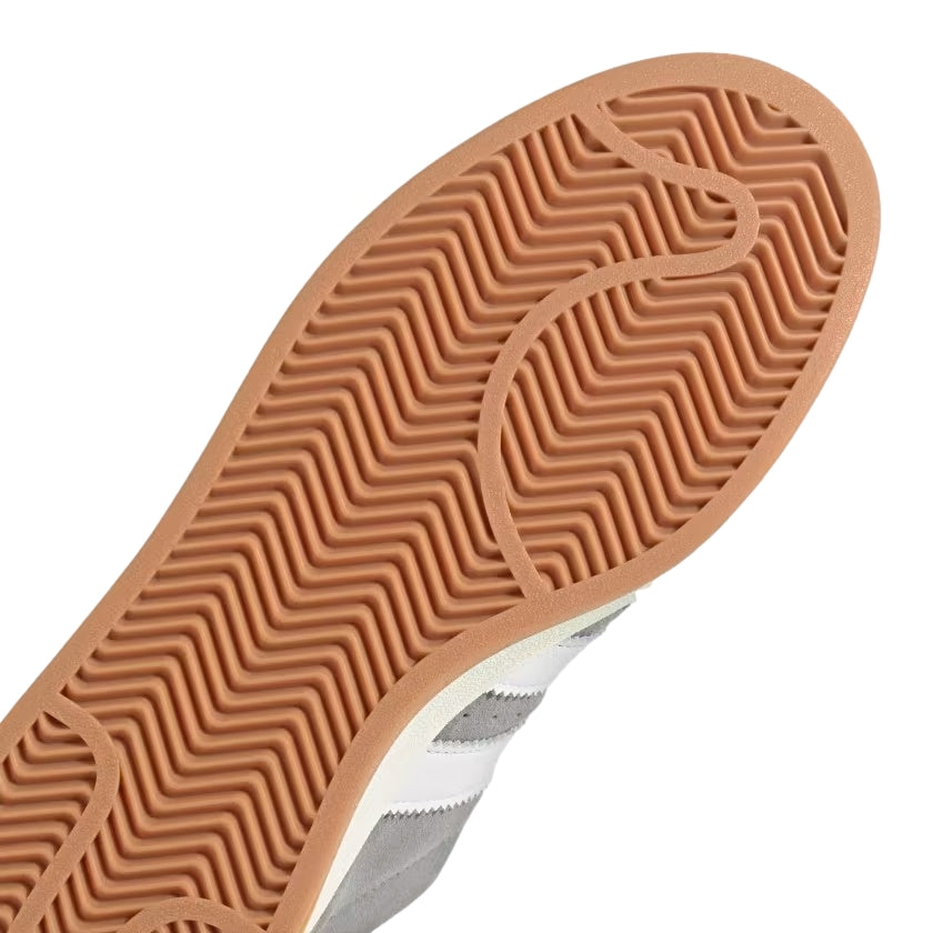 Adidas Campus 00s sko i hvitt og grått, klassisk design, synlige skosåler og logo, casual og komfortabel sko for hverdag.