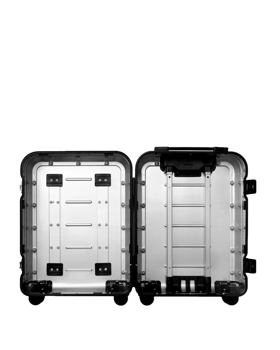 Db Ramverk Alu Carry-On koffert i sølv og sort med hjul og skaft, lett og robust design, perfekt for reise.