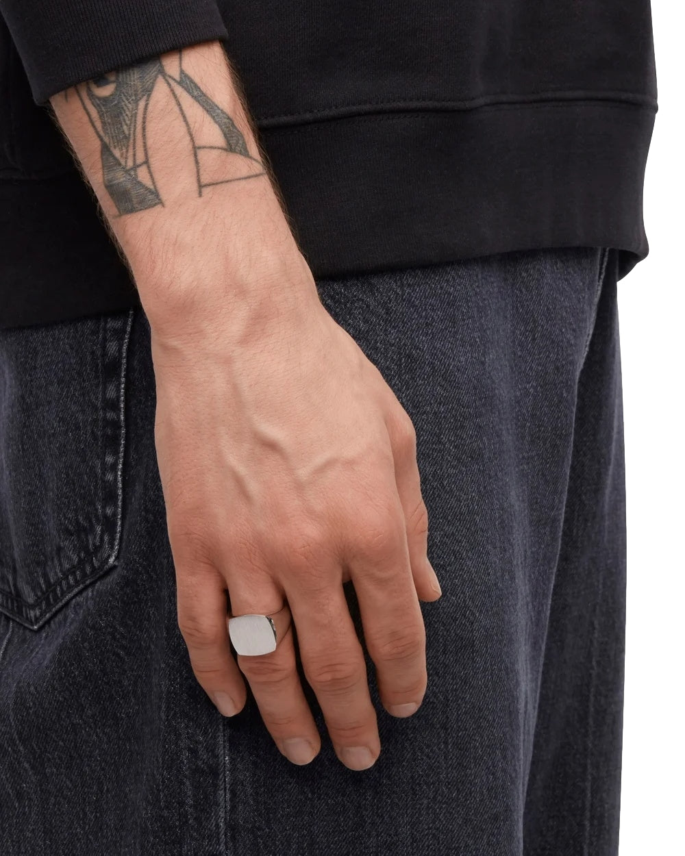 Sølv Tom Wood The Cushion Satin Ring, elegant ring med matt finish og kvadratisk form, vist i nærbilde.