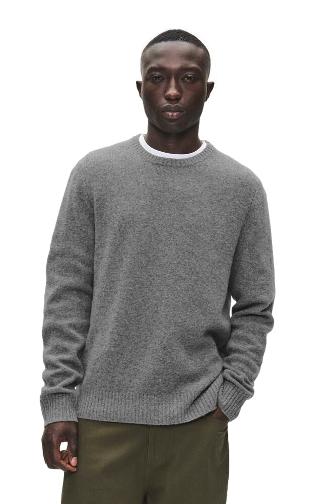Grå Wood Wood WW Tal Crew Neck genser, nærbilde av bomullsgenser med rund hals og logo-trykk foran.
